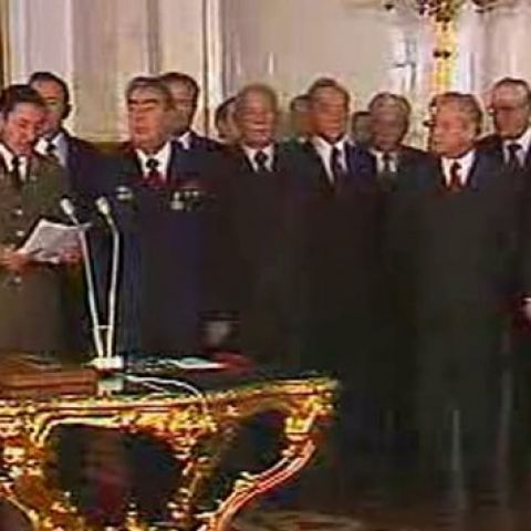 Вручение Леониду Брежневу  кубинского ордена «Плайя-Хирон»