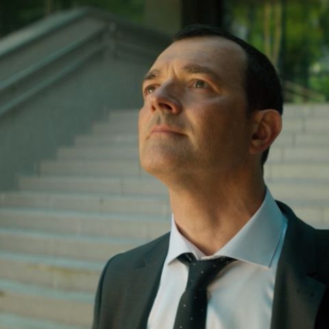 На солнце, вдоль рядов кукурузы