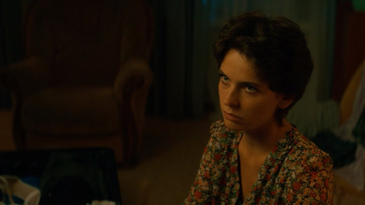 На солнце, вдоль рядов кукурузы