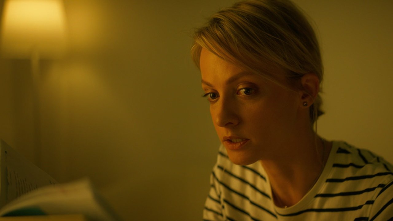 На солнце, вдоль рядов кукурузы