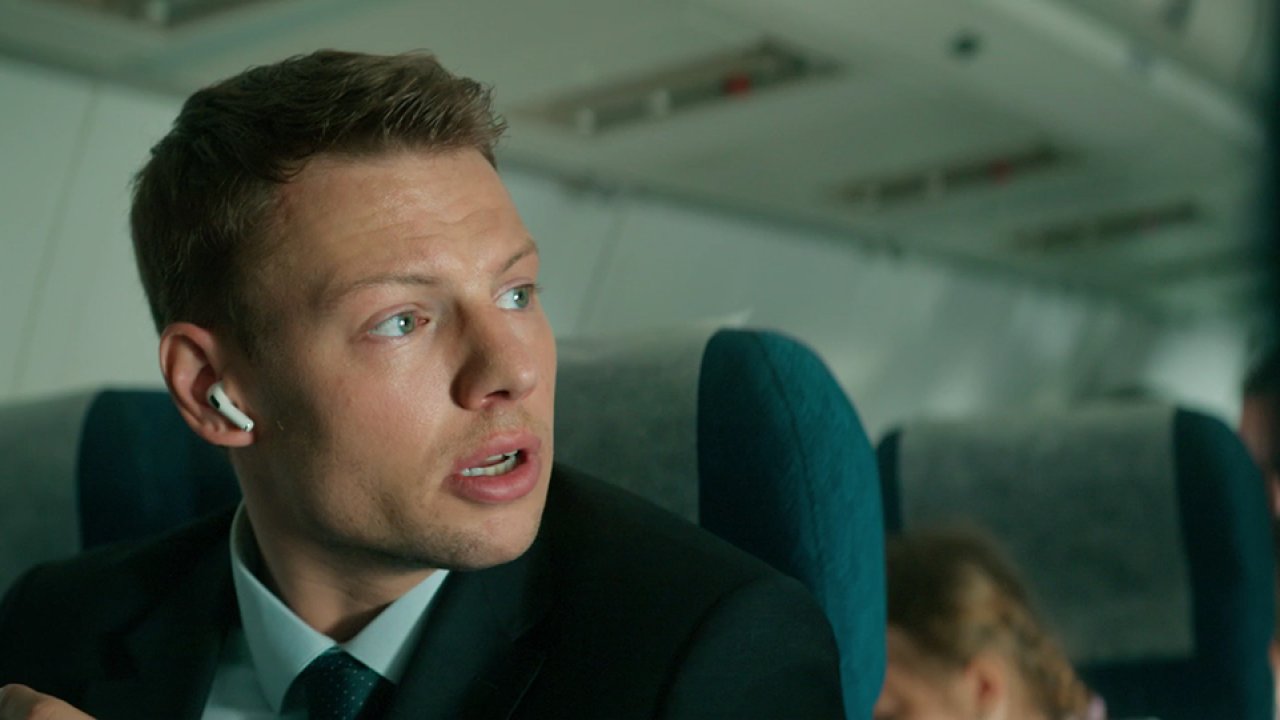 На солнце, вдоль рядов кукурузы