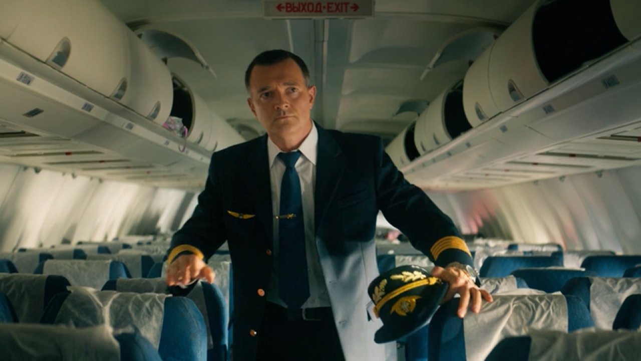 На солнце, вдоль рядов кукурузы