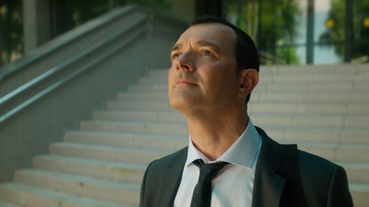 На солнце, вдоль рядов кукурузы