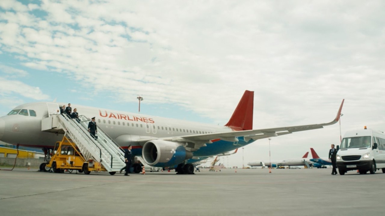 На солнце, вдоль рядов кукурузы